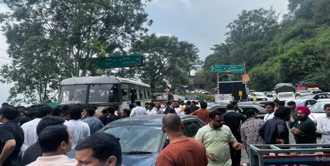 जाम से हाहाकार: नैनीताल की बिगाड़ी यातायात व्यवस्था, डायवर्ट रूट से ज्योलीकोट पहुंचे पर्यटकों ने दिया धरना