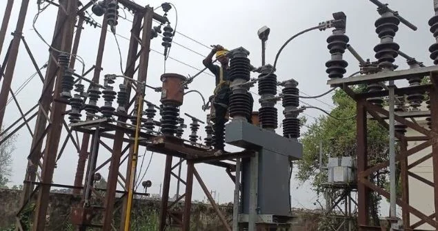 चौंकाने वाला सच: लखनऊ में उपकेंद्रों पर बिजलीकर्मी घट रहे, उपभोक्ता हर साल बढ़ रहे, अनुभव की कमी से बढ़े हादसे