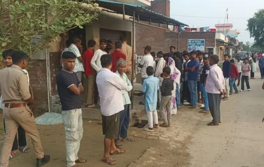 लखीमपुर खीरी: घर के पास पड़ा मिला रिटायर्ड दरोगा का शव, रात में पुत्र ने पीटा था