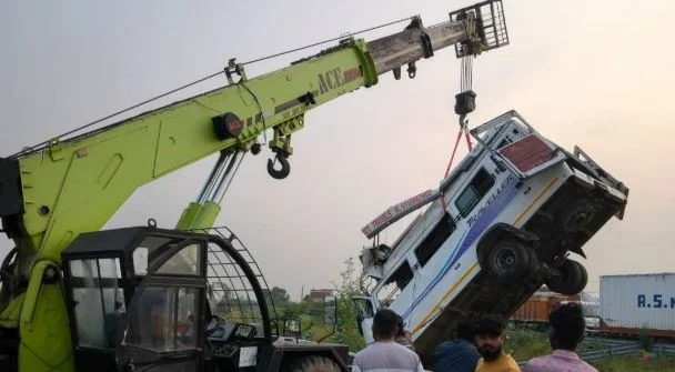 कोटा में भीषण हादसा: एक्सप्रेस-वे से नाले में गिरी 25 यात्रियों की टेंपो ट्रैवलर, 6 की मौत