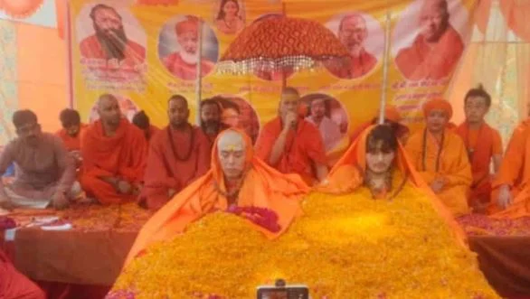 हरिद्वार: जापान के दो संत निरंजनी अखाड़े के महामंडलेश्वर बने, पट्टाभिषेक समारोह में प्रदान की गई उपाधि