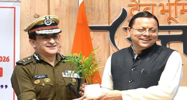 उत्तराखंड पुलिस को मिली नई पहचान: CM ने नए ध्वज, प्रतीक चिह्न और सेरेमोनियल वर्दी का अनावरण किया, दिलाई शपथ