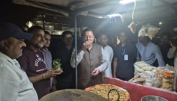 खटीमा पहुंचे सीएम धामी: रेलवे फाटक के पास ठेले पर लिया मूंगफली का स्वाद, फिर सुनीं जनसमस्याएं