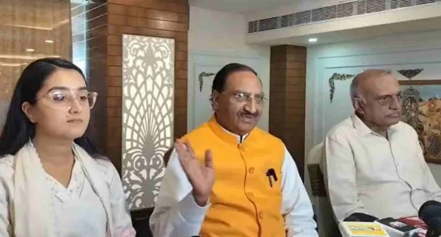 उत्तराखंड: मुझे साइडलाइन कौन कह रहा है? प्रेसकांफ्रेंस में पूछे गए सवाल पर पूर्व CM निशंक ने दिया जवाब