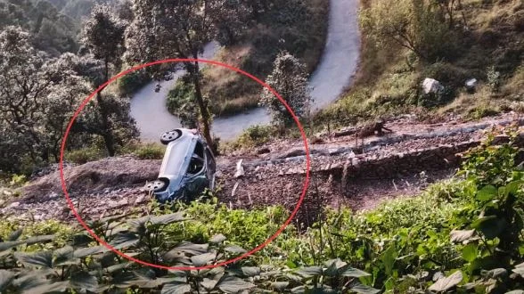 कोटद्वार: मथगांव के पास हादसा, अचानक स्टीयरिंग लॉक होने से खाई में गिरी कार, चार लोग थे सवार