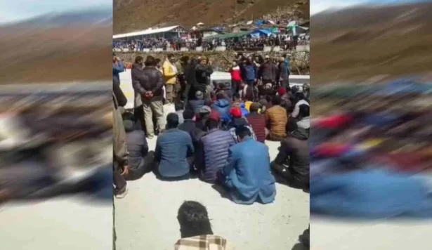 केदारनाथ धाम: अस्थायी दुकानें हटाने पर भड़का व्यापारियों का आक्रोश, हेलीपैड पर धरना, बोले-रोजी रोटी पर संकट
