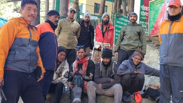 उत्तरकाशी: केदारताल ट्रेक पर भोजखड़क से आगे फंसे आठ लोग, हिमस्खलन से रास्ता बंद, टीमें रेस्क्यू में जुटीं