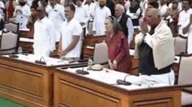 मुख्य चुनाव आयुक्त के खिलाफ इंडिया ब्लॉक का जन महाभियोग,मॉक संसद में विपक्ष की मांग, खरगे बोले- सीईसी को हटाएं और एसआईआर तुरंत रोकें
