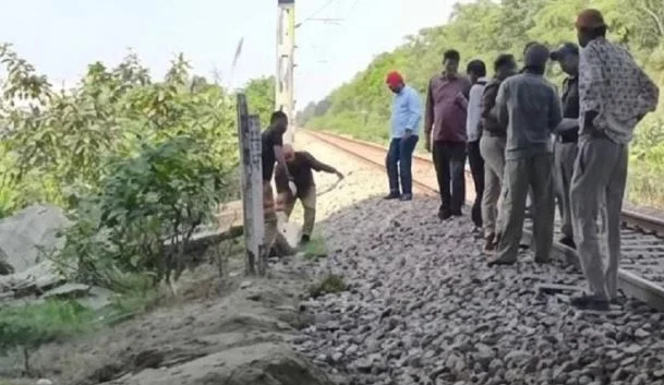 रुद्रपुर: युवक का शव दो हिस्सों में मिला, सिर और धड़ अलग-अलग पड़े मिले, ट्रेन से कटने की आशंका