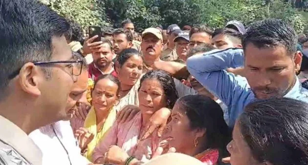 श्रीनगर: महिला की मौत के बाद भड़का आक्रोश, अफसरों ने गुलदार को मारने का आदेश पढ़कर सुनाया तो शांत हुए ग्रामीण