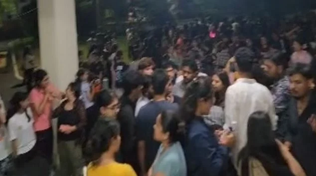 देहरादून: दून विवि की मेस के खाने में कीड़ा निकलने पर फूटा छात्रों का गुस्सा, देर रात कुलपति का आवास घेरा