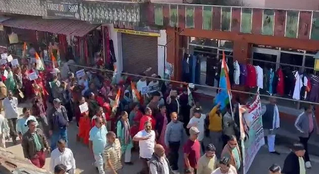 मंत्री रेखा आर्य पर 210 करोड़ के भ्रष्टाचार के आरोप: कांग्रेस ने निकाली आक्रोश रैली, घर का किया घेराव