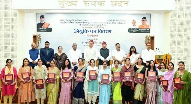 देहरादून: CM ने आयुष व ईएसआई के 332 नव नियुक्त कर्मियों को दिए नियुक्ति पत्र, कहा-समर्पण के साथ काम करें