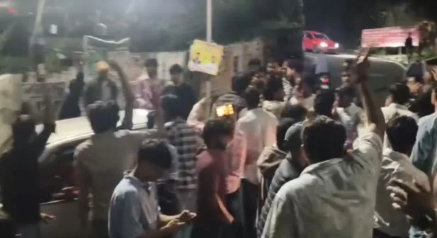 टिहरी: छात्र संघ चुनाव के बाद भिड़े दो गुट, कोतवाली में पहुंचकर किया हंगामा, दुकानदार घायल