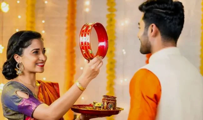 उत्तराखंड सरकार ने करवा चौथ पर किया सार्वजनिक अवकाश घोषित,पुरुषों को भी मिलेगी छुट्टी, CM ने किया ऐलान
