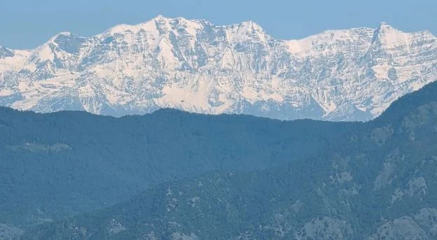 मसूरी: खिली चटख धूप, चमक रहीं हिमालय की बर्फीली चोटियां, गुनगुने मौसम और कुदरती नजारों का लुत्फ उठा रहे पर्यटक