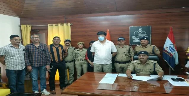 स्मैक तस्करी में सैनिक की पत्नी गिरफ्तार: चार साल के बच्चे को अनदेखा कर बचपन के साथी संग कर रही थी ये काम