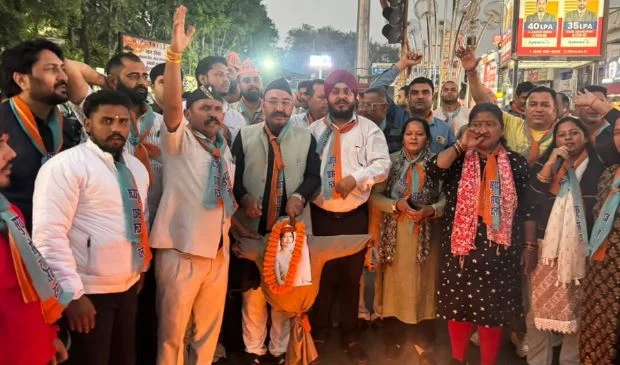 CM योगी को बताया घुसपैठिया: अखिलेश के बयान पर बवाल, दून में प्रदर्शन, BJP और सुराज सेवा दल ने फूंका पुतला