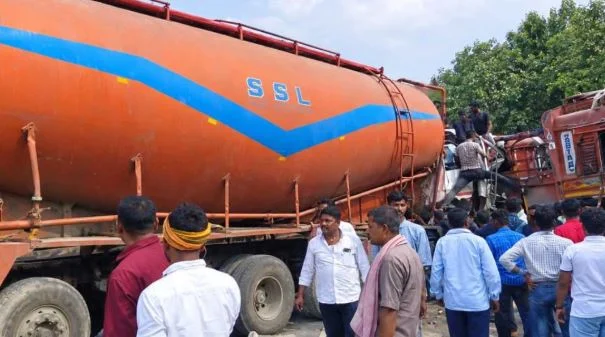 बिहार: एनएच-31 पर तीन वाहनों की जोरदार टक्कर, मची अफरातफरी, घंटों बाधित रहा यातायात