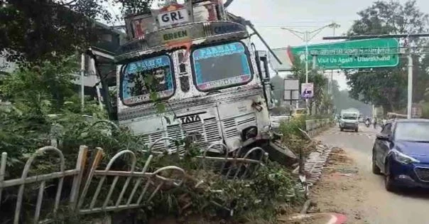 देहरादून: दिल्ली-दून हाईवे पर चेकपोस्ट के पास बेकाबू ट्रक ने पुलिस की गाड़ी को मारी जोरदार टक्कर, मची अफरातफरी