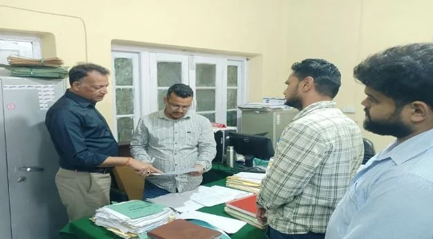 नैनीताल: जिला पंचायत में सरकारी फाइलें अभियंताओं के घर मिलीं, रिकॉर्ड व्यवस्था पर बड़ा सवाल, हिसाब-किताब गायब