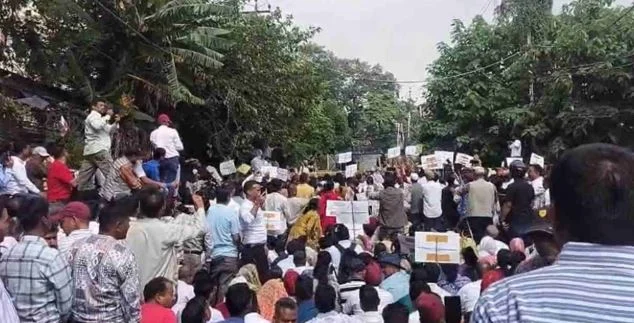 देहरादून: सचिवालय कूच करने के लिए आगे बढ़ रहे ग्राम प्रधानों को पुलिस ने बैरिकेडिंग लगाकर रोका