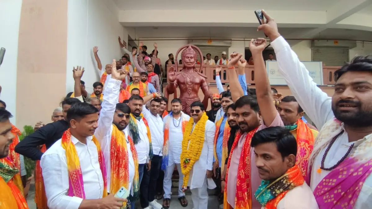 अयोध्या- BJP के पूर्व विधायक बाबा गोरखनाथ समर्थकों के साथ रामलला का दर्शन-पूजन करने पहुंचे।