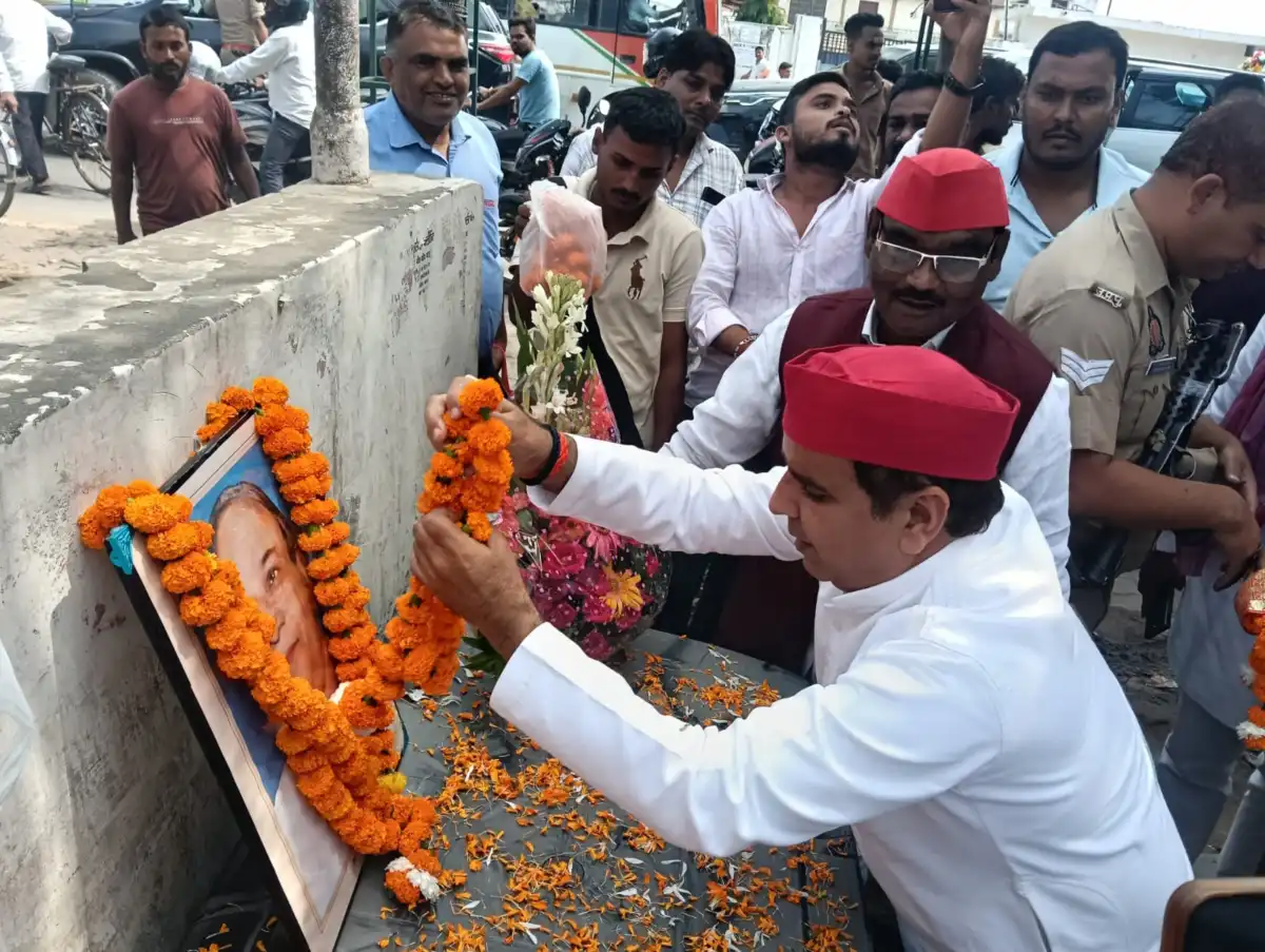 अयोध्या- कांशीराम के चित्र पर माल्यार्पण करते सांसद धर्मेन्द्र यादव