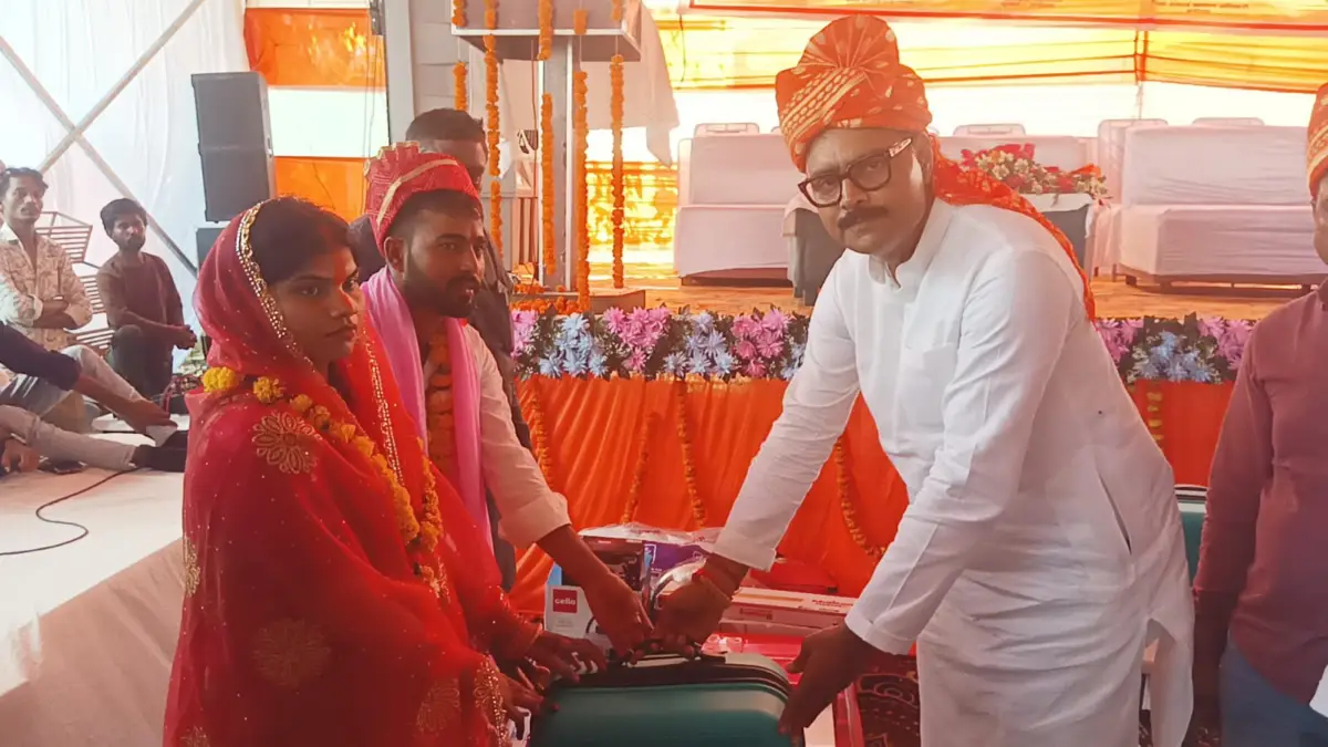 अयोध्या- नव विवाहित वर वधु को आशीर्वाद देते विधायक अभय सिंह