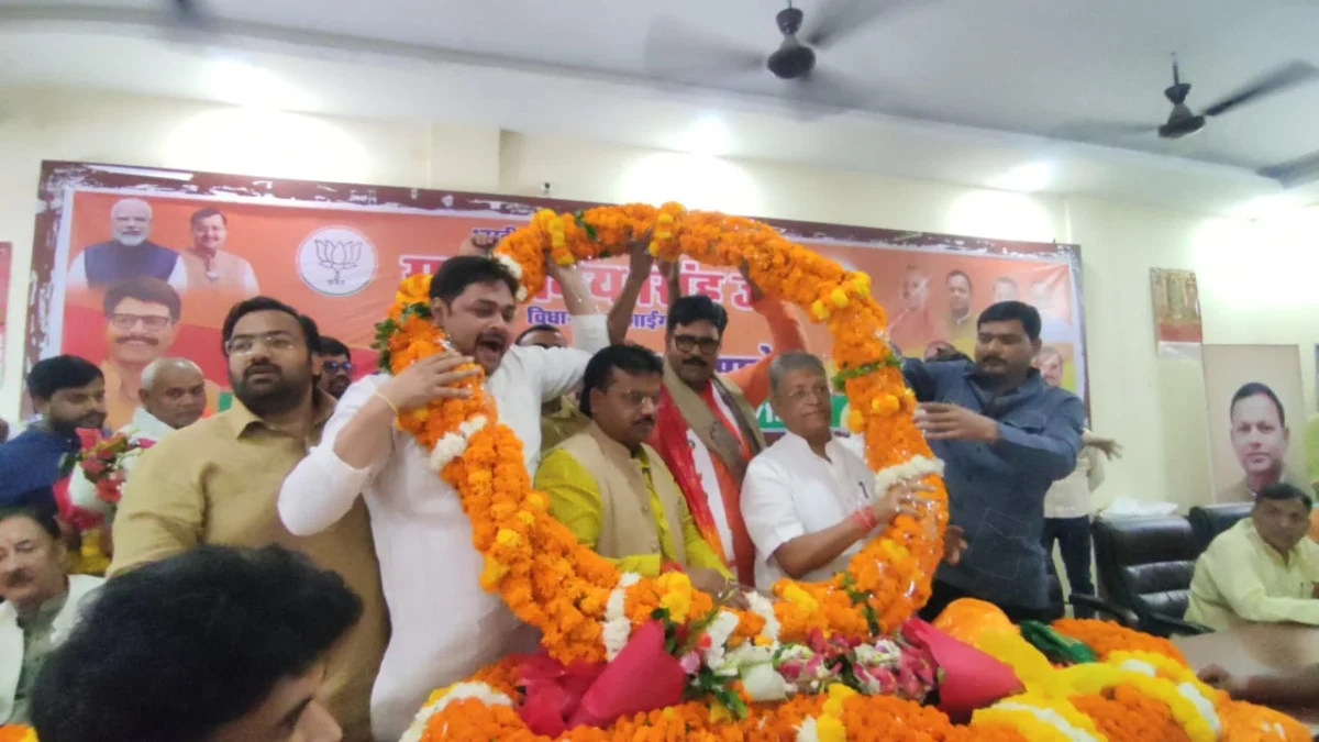 अयोध्या- महाअष्टमी के दिन भाजपा कार्यालय में अभय सिंह का अभिनंदन, संगठन की मजबूती पर जोर