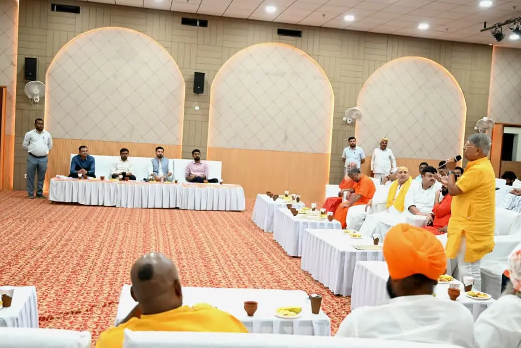 अयोध्या- बैठक में मौजूद संत महंत,सीएम योगी के मार्गदर्शन में भव्य होगा अयोध्या का दीपोत्सव, तैयारियों पर मंथन