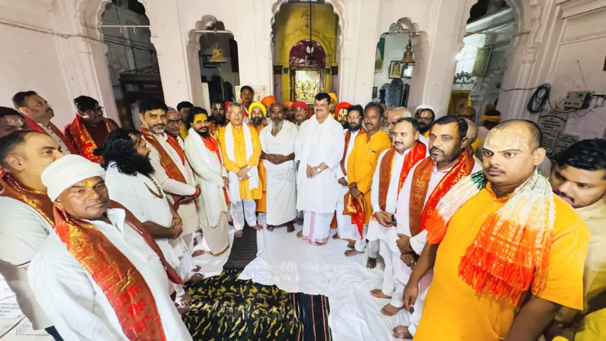 अयोध्या- आयोग के सदस्य मनोज वाल्मीकि के साथ मौजूद महापौर गिरीश पति त्रिपाठी व अन्य