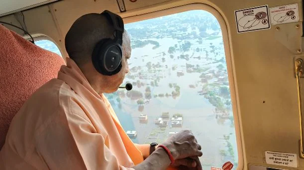 लखनऊ में बाढ़: CM ने किया हवाई दौरा, फैजुल्लागंज से नैमिष तटबंध बनाने की घोषणा, पीड़ित परिवारों से मिले