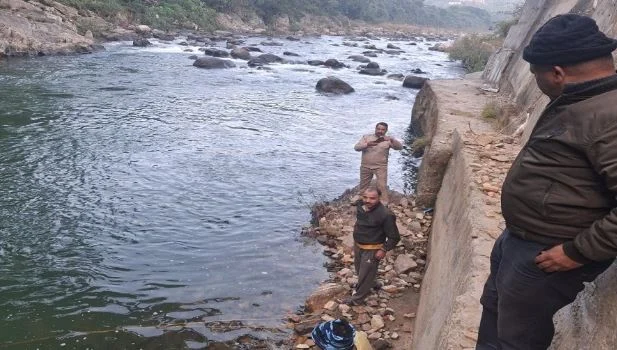 बागेश्वर जिले में तीन घटनाओं से हड़कंप: लापता महिला की तलाश, नदी में क्लर्क का शव बरामद, युवक ने लगाया फंदा
