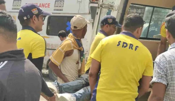 देहरादून: सहस्रधारा में हादसा, सड़क से 50 मी नीचे गहरी खाई में गिरी कार, तीन लोग घायल, SDRF ने किया रेस्क्यू