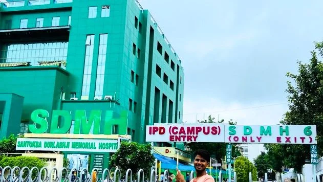 जयपुर में बच्चे की रोबोटिक सर्जरी से सफल इलाज: एक किडनी में थीं दो मूत्र नलिकाएं, जन्मजात विकार से मिली राहत