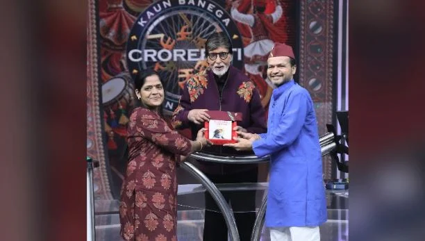केबीसी के मंच पर पहुंचे दून के लोकेंद्र: बढ़ाया उत्तराखंड का मान, बिग बी को भेंट की पहाड़ी टोपी