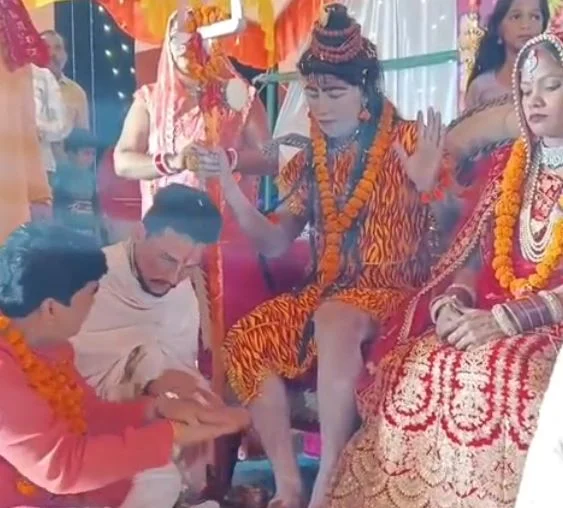 अयोध्या: माँ भुवनेश्वरी देवी वैष्णो धाम मंदिर में गूंजी देवी भागवत की महिमा, विधायक गोरखनाथ बाबा ने लिया शिव विवाह का आनंद