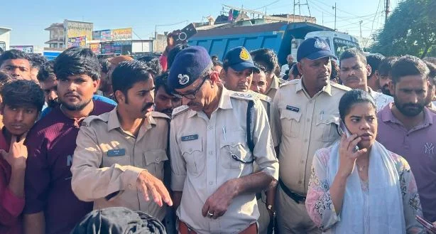 भीषण हादसा: लेबड़-नयागांव फोरलेन पर बाइक को अज्ञात वाहन ने रौंदा, पति-पत्नी और बेटी की मौत